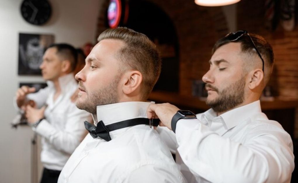 Sharp men’s fade haircut featuring a precise line-up (shape-up) along the forehead and temples.