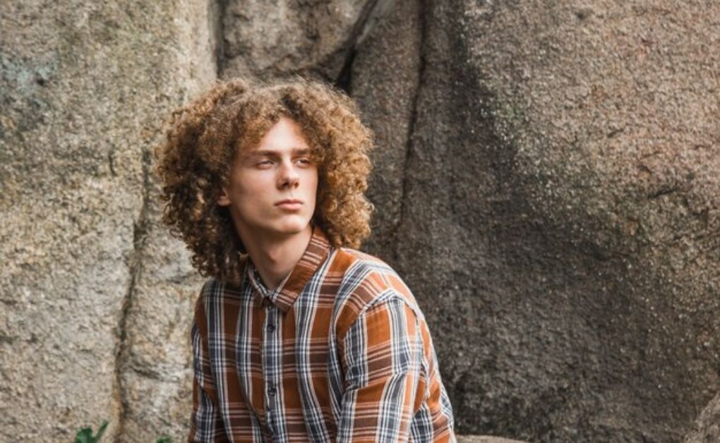 Curly Hairstyles for Men: Top Looks for Every Hair Length messy curly hair (1)