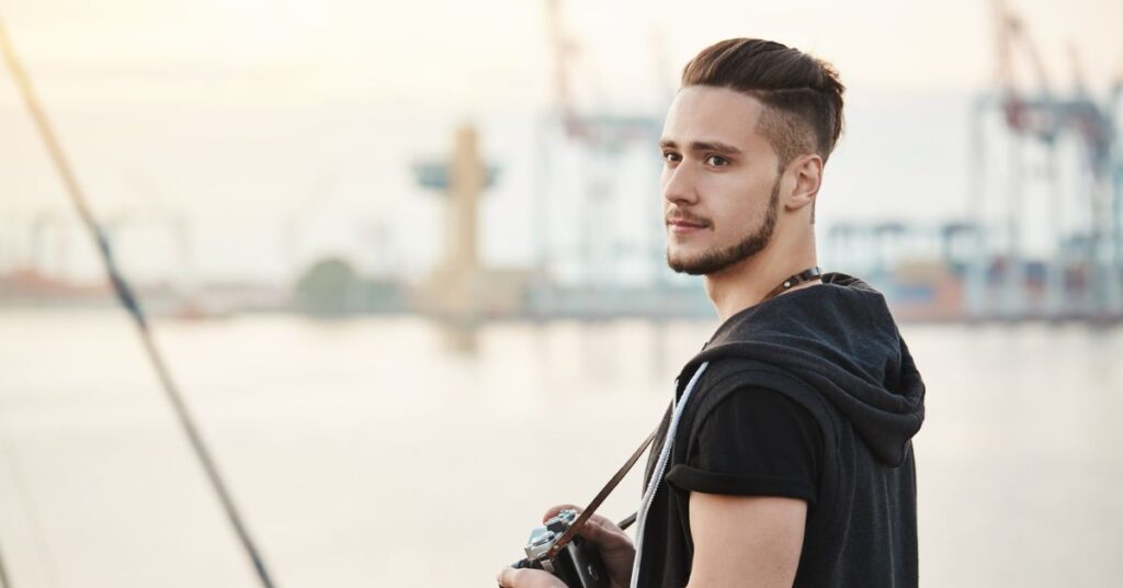 Wavy Hairstyles for Men: The Ultimate Guide to Styling & Care medium layered waves