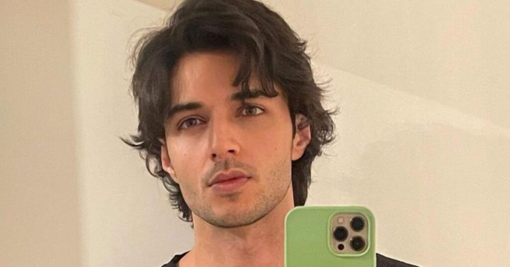 Wavy Hairstyles for Men: The Ultimate Guide to Styling & Care wavy bro flow